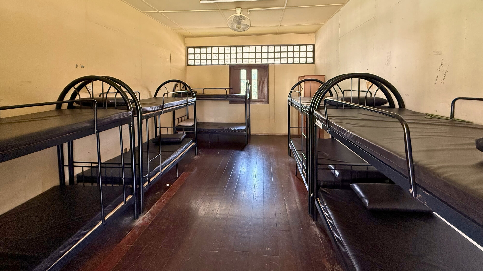 10-Bed Room