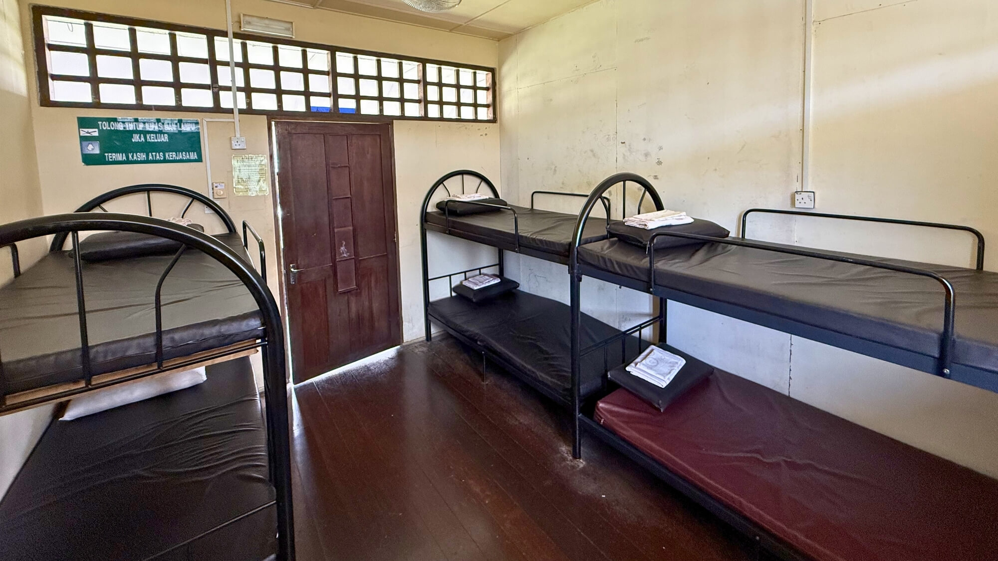 6-Bed Room